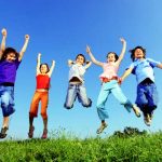 كيف نجعل أولادنا سعداء بطفولتهم؟
