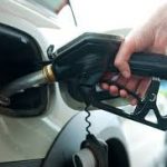 هل تعبئة خزان الوقود بالكامل في الصيف يضر بالسيارة؟